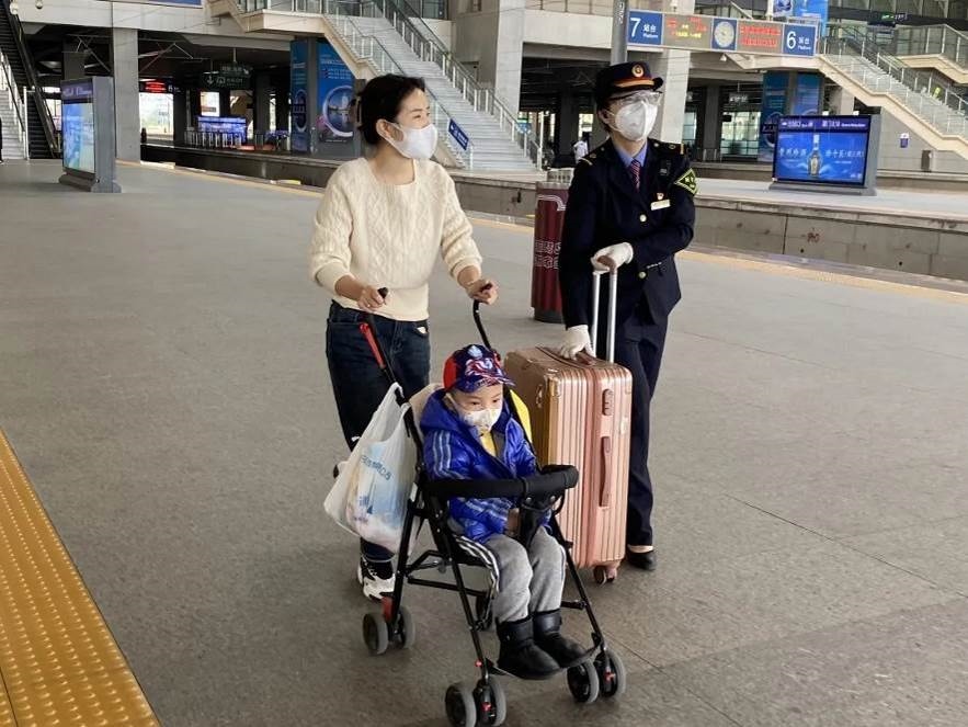 鄭海珠在站臺上引導(dǎo)旅客乘車。南昌鐵路供圖