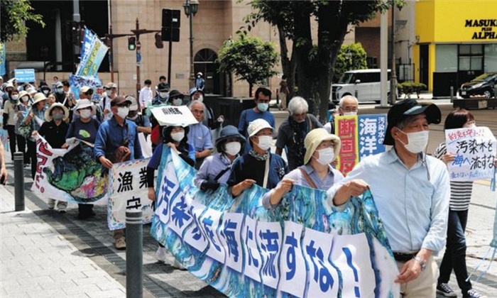 6月20日，日本民眾在福島縣政府周圍舉行抗議活動，強烈反對核污水排海計劃。（圖片來源：《東京新聞》）