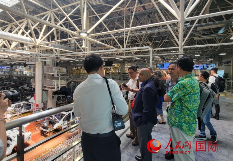 外媒記者在廣汽埃安車間參觀。人民網(wǎng) 寧玉瑛攝