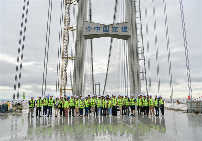 瀾湄六國媒體記者代表在建設(shè)中的深中通道伶仃洋大橋施工現(xiàn)場合影。（中交集團供圖）