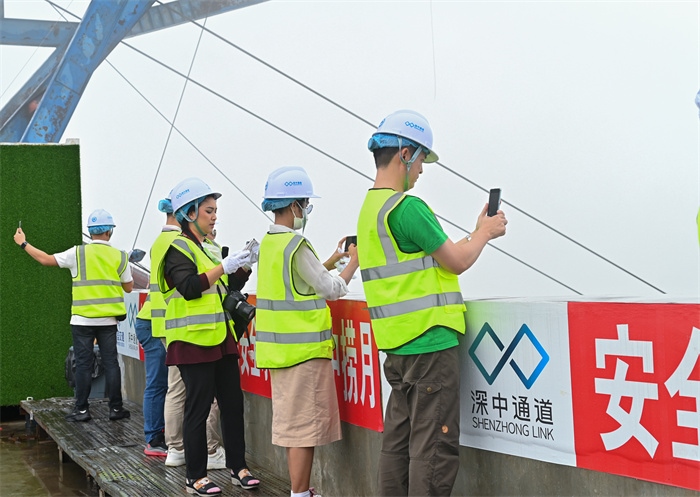 瀾湄六國媒體記者代表在建設(shè)中的深中通道伶仃洋大橋270米高塔之上拍照。中交集團供圖