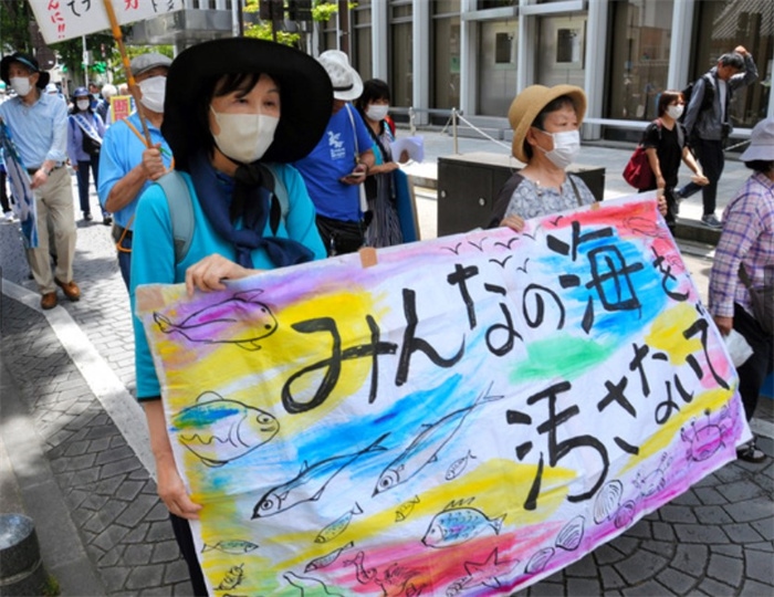 2023年6月20日，日本民眾在福島縣政府周?chē)e行抗議活動(dòng)，強(qiáng)烈反對(duì)核污水排海計(jì)劃，呼吁保護(hù)漁業(yè)資源。圖片來(lái)源：《朝日新聞》
