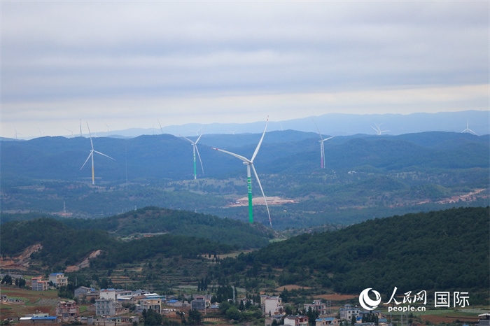 圖為位于云南省曲靖市富源縣的富源西風(fēng)電基地。（人民網(wǎng) 李發(fā)興攝）