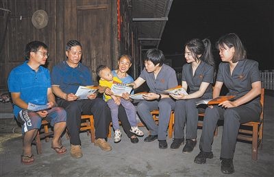 “法治屋場會”上，法院黨員志愿服務(wù)隊在給種植戶普及法律知識。