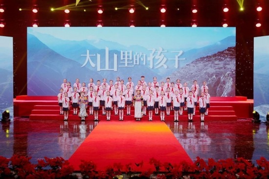 文縣東壩童聲合唱團(tuán)的孩子們?cè)诟拭C廣播電視總臺(tái)青少頻道錄節(jié)目。
