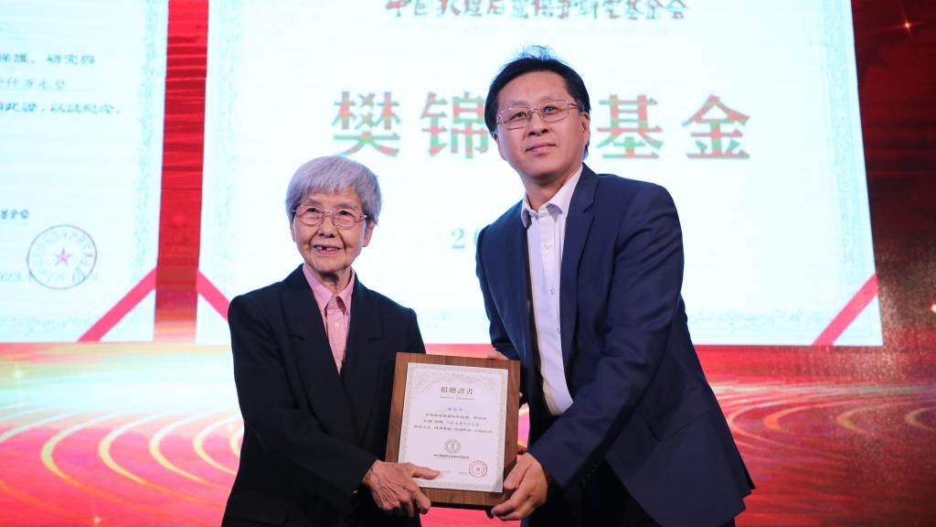 國(guó)家文物局黨組成員、副局長(zhǎng)解冰（右）為樊錦詩(shī)（左）頒發(fā)捐贈(zèng)證書。新華社記者張睿 攝