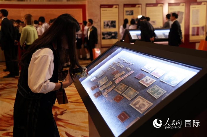 觀眾在“三江出海 一紙還鄉(xiāng)”僑批歷史文化展上觀賞展品。人民網(wǎng)記者楊一攝