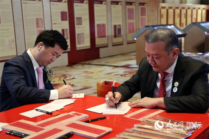 觀眾在展覽現(xiàn)場設(shè)置的體驗(yàn)區(qū)手寫“批信”。人民網(wǎng)記者楊一攝