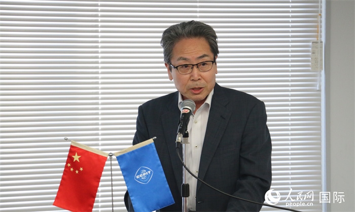 日本國貿(mào)促專務(wù)理事安田真人在日本路演會(huì)場(chǎng)發(fā)表致辭。人民網(wǎng) 許可攝