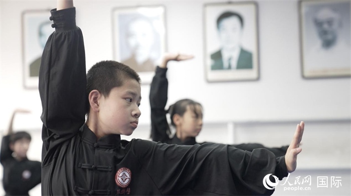 正在練習(xí)劈掛拳的武術(shù)學(xué)童。人民網(wǎng)記者 袁蒙攝