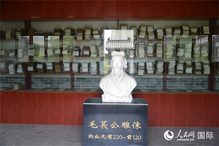 河間詩經(jīng)齋毛萇雕像。雕像后書櫥中陳列的是歷代各版本《詩經(jīng)》及譯本。 人民網(wǎng) 趙昭攝