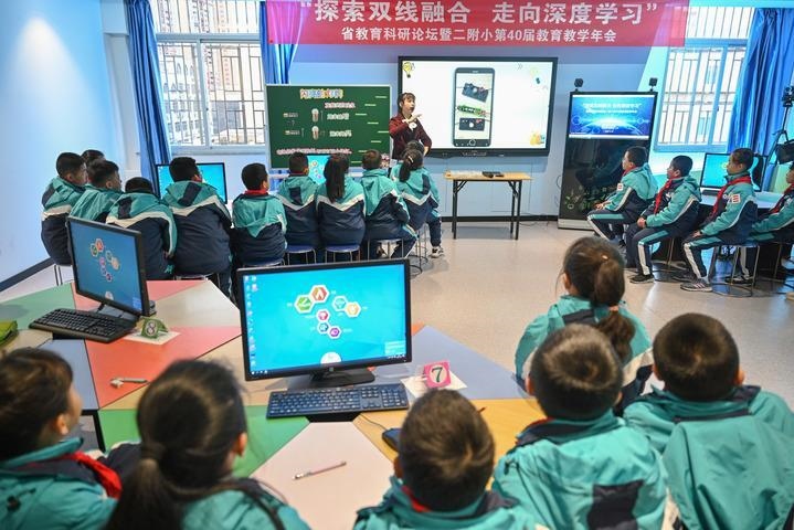 福州教育學院附屬第二小學的學生在由學校與網(wǎng)龍網(wǎng)絡公司共同打造的“創(chuàng)客教室”學習科學課（2020年12月18日攝）。新華社記者 宋為偉 攝