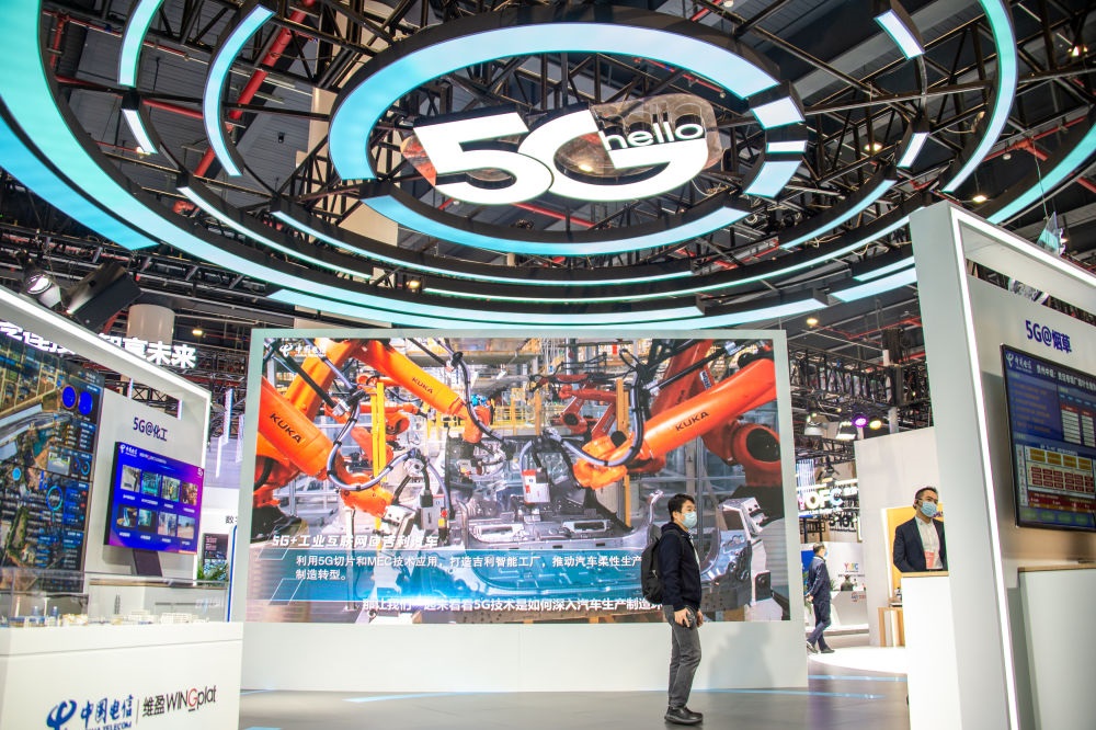 在位于湖北省武漢市的中國光谷科技會展中心拍攝的“5G+工業(yè)互聯(lián)網(wǎng)成果展”現(xiàn)場（2021年11月20日攝）。新華社記者 伍志尊 攝