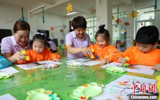 在肥西縣山南鎮(zhèn)中心幼兒園，孩子們在老師的指導(dǎo)下作畫。陳家樂 攝