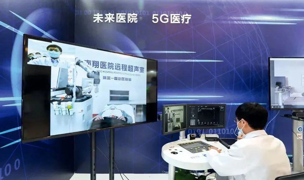 2021年5月7日，上海瑞金醫(yī)院，醫(yī)生通過(guò)遠(yuǎn)程控制5G機(jī)械臂為病人做B超。
