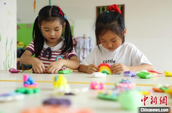 在肥西縣山南鎮(zhèn)中心幼兒園，孩子們在做彩色泥塑。陳家樂 攝