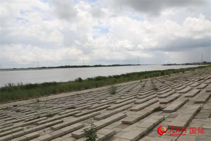 孟加拉國帕德瑪大橋河道整治工程北岸整治區(qū)域長(zhǎng)1.5千米，南岸長(zhǎng)11.5千米，是目前世界上規(guī)模最大的河道整治工程。人民網(wǎng)記者 孫廣勇攝