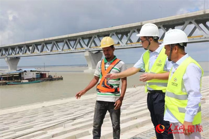 孟加拉國帕德瑪大橋河道整治工程北岸整治區(qū)域長(zhǎng)1.5千米，南岸長(zhǎng)11.5千米，是目前世界上規(guī)模最大的河道整治工程。人民網(wǎng)記者 孫廣勇攝