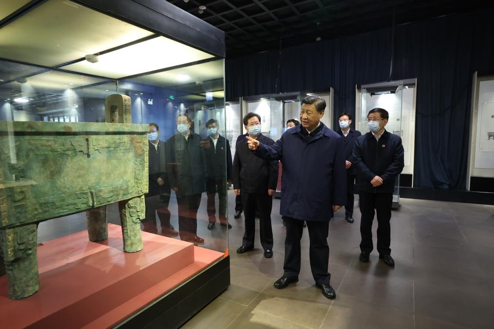 2022年10月26日至28日，中共中央總書記、國家主席、中央軍委主席習(xí)近平在陜西省延安市、河南省安陽市考察。這是28日下午，習(xí)近平在安陽市殷墟博物館考察。新華社記者 鞠鵬 攝