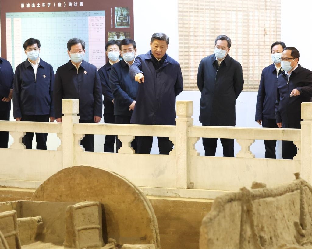 2022年10月26日至28日，中共中央總書記、國家主席、中央軍委主席習(xí)近平在陜西省延安市、河南省安陽市考察。這是28日下午，習(xí)近平在安陽市殷墟遺址考察。新華社記者 丁林 攝
