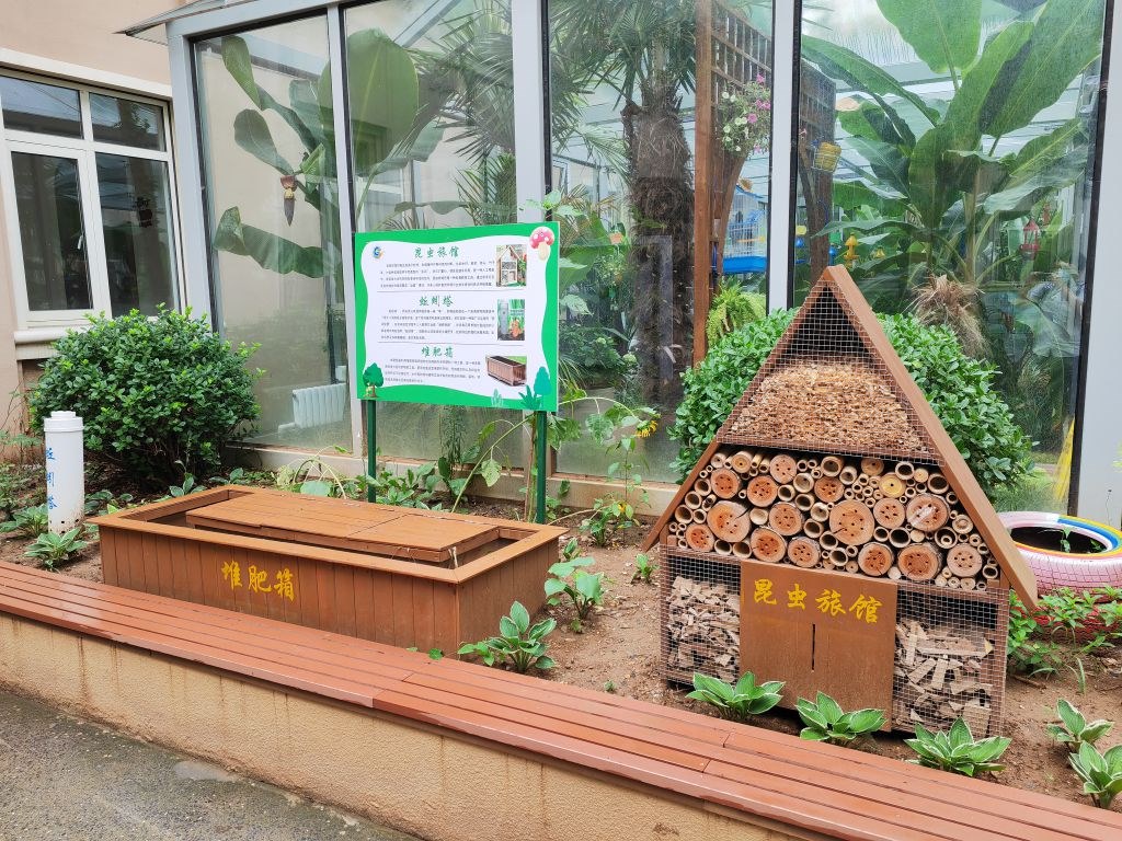 7月14日，大連市甘井子區(qū)實(shí)驗(yàn)小學(xué)“識(shí)嫣園”里的堆肥箱。新華社記者張博群攝
