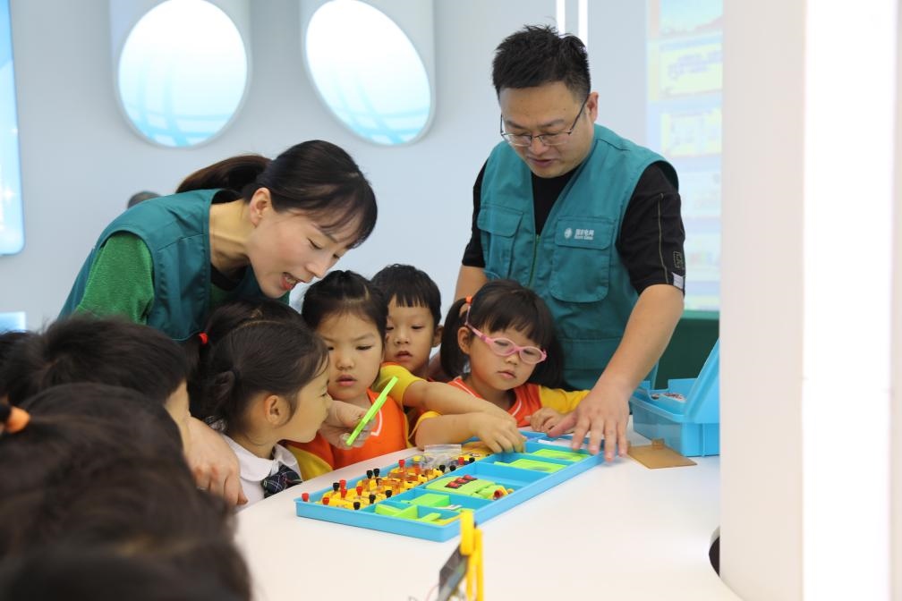 7月12日，浙江寧波奉化區(qū)實(shí)驗(yàn)小學(xué)，暑托班孩子學(xué)習(xí)暑期安全用電和節(jié)能知識(shí)。新華社記者張璇攝