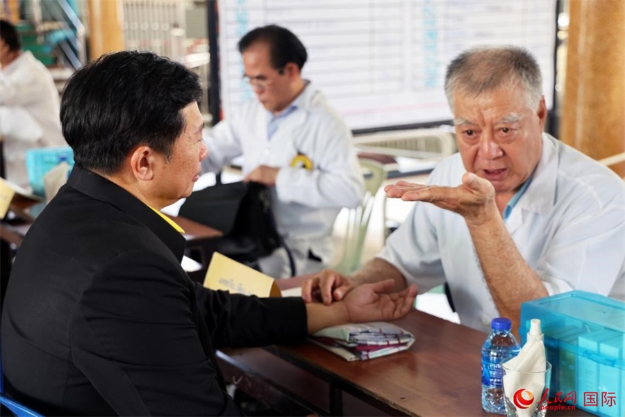 泰國中醫(yī)師為泰國春武里府最高行政長官威塔亞號脈問診。人民網(wǎng)記者 楊一攝
