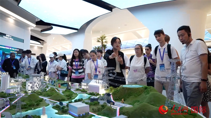 “上合小記者”在華為北京研究院參觀。實(shí)習(xí)生 方明軒攝