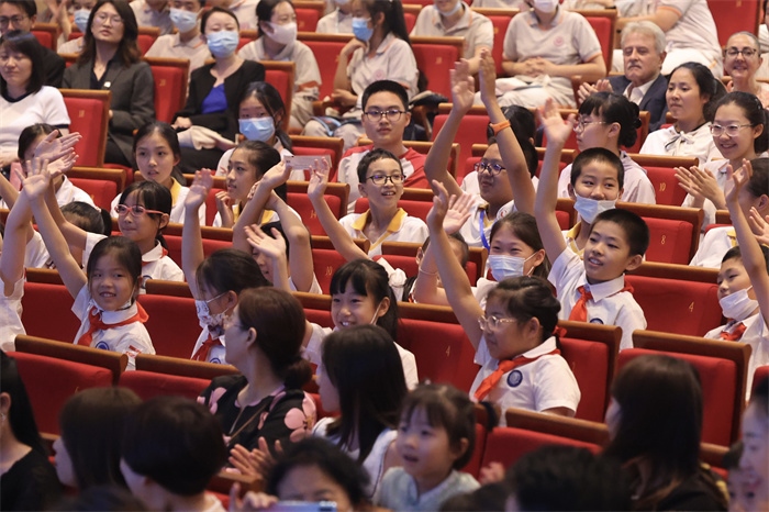 觀看演出的中小學(xué)生。中外語言交流合作中心供圖