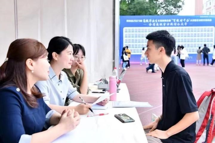 2023年5月7日，四川省2023屆高校畢業(yè)生專場(chǎng)招聘會(huì)暨“百校對(duì)千企”大型校企對(duì)接交流活動(dòng)在成都理工大學(xué)舉行。（四川省教育廳供圖）