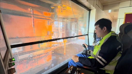 國家電投內(nèi)蒙古公司南露天煤礦裝車站司機(jī)石繼立的操縱下，一次性60噸的煤炭穩(wěn)穩(wěn)裝入車廂。人民網(wǎng) 金洪花攝