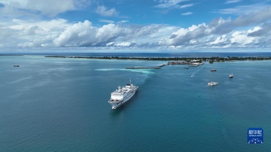 7月22日，中國(guó)海軍“和平方舟”號(hào)醫(yī)院船結(jié)束基里巴斯訪問(wèn)，駛離塔拉瓦港。新華社發(fā)（桂江波 攝）