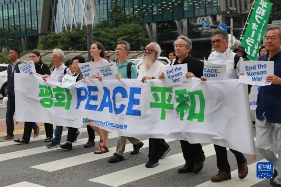 7月22日，在韓國首爾，人們手舉標語參與反戰(zhàn)游行。新華社發(fā)（楊暢 攝）