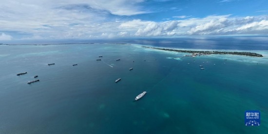 7月22日，中國(guó)海軍“和平方舟”號(hào)醫(yī)院船結(jié)束基里巴斯訪問(wèn)，駛離塔拉瓦港。新華社發(fā)（桂江波 攝）