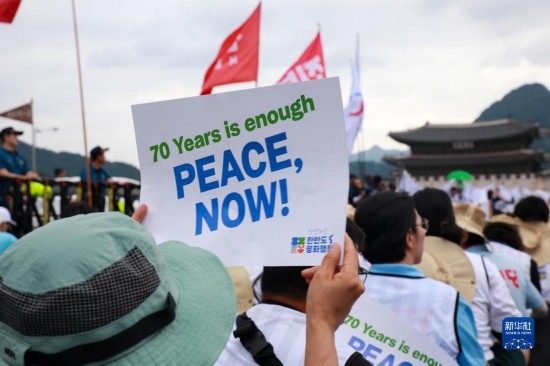 7月22日，在韓國首爾，人們手舉標語參與反戰(zhàn)游行。新華社發(fā)（楊暢 攝）