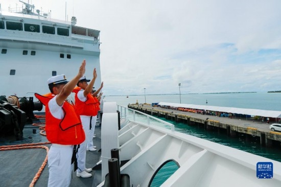 7月22日，中國(guó)海軍“和平方舟”號(hào)醫(yī)院船駛離基里巴斯首都塔拉瓦任務(wù)官兵向送行人群揮手告別。新華社發(fā)（黎宇 攝）