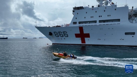 7月22日，中國(guó)海軍“和平方舟”號(hào)醫(yī)院船駛離塔拉瓦港途中，基里巴斯當(dāng)?shù)孛癖婑{船揮手告別。新華社發(fā)（桂江波 攝）
