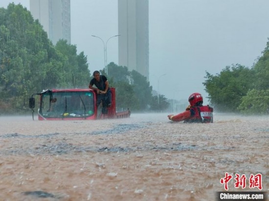 湖北咸寧暴雨引發(fā)內(nèi)澇，消防營救疏散民眾 朱燕林 攝