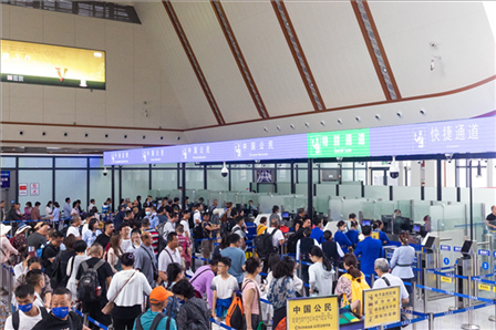 7月22日，乘坐中老鐵路國(guó)際旅客列車的旅客在磨憨邊檢大廳排隊(duì)候檢。衛(wèi)海林 攝
