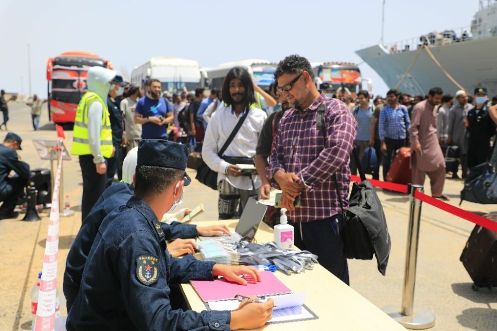 ↑2023年4月28日，從蘇丹撤離的外籍人員準(zhǔn)備登艦。新華社發(fā)（李怡諾攝）