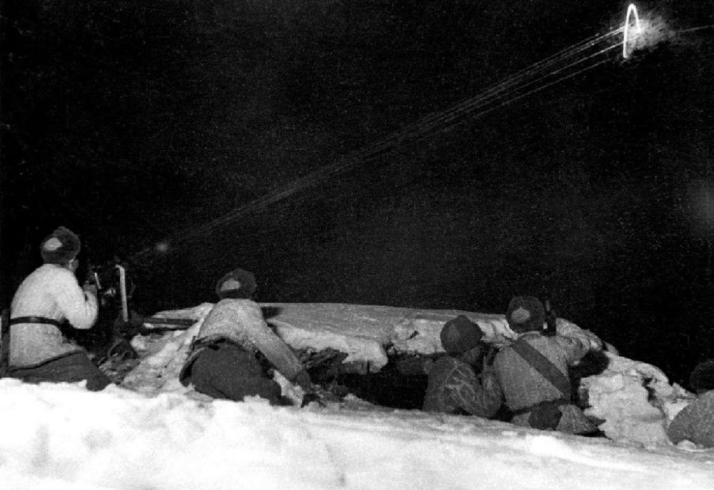  ↑1950年12月，在朝鮮長(zhǎng)津湖，中國(guó)人民志愿軍第27軍連隊(duì)機(jī)槍手向美軍陣地射擊。新華社發(fā)（張崇岫 攝）