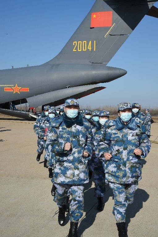 ↑2020年2月17日，一批軍隊(duì)支援湖北醫(yī)療隊(duì)員抵達(dá)武漢天河機(jī)場(chǎng)。新華社記者 黎云 攝