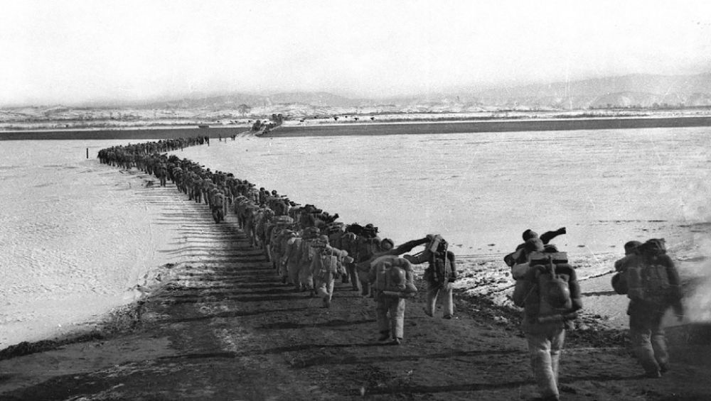 ↑1950年10月19日，中國(guó)人民志愿軍雄赳赳、氣昂昂跨過鴨綠江，和朝鮮人民一道共同抗擊侵略者。新華社發(fā)（黎民 攝）
