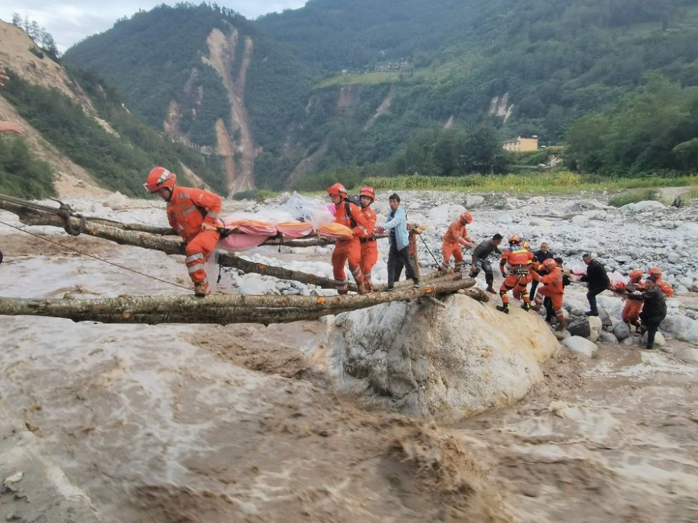 ↑2022年9月5日，武警四川總隊(duì)機(jī)動(dòng)第二支隊(duì)官兵在甘孜州瀘定縣磨西鎮(zhèn)磨子溝村搭建臨時(shí)木橋轉(zhuǎn)移被困群眾（手機(jī)照片）。新華社發(fā)（洪福樂 攝）