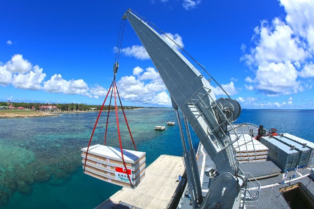 ↑赴湯加執(zhí)行運(yùn)送救災(zāi)物資任務(wù)的中國(guó)海軍艦艇編隊(duì)在努庫阿洛法港卸載移動(dòng)板房（2022年2月19日攝）。新華社發(fā)（薛成清 攝）