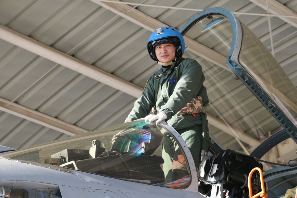 ↑海軍某艦載航空兵部隊(duì)原一級(jí)飛行員張超（2016年1月27日攝）。新華社發(fā)