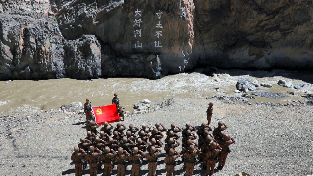 ↑某邊防團(tuán)官兵在“大好河山 寸土不讓”標(biāo)語前舉行重溫入黨誓詞儀式（資料照片）。新華社發(fā)（鄭曉林 攝）