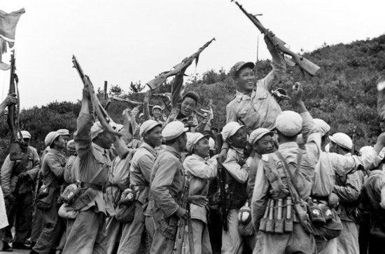  這是中國人民志愿軍和朝鮮人民軍一起歡慶戰(zhàn)斗勝利。新華社發(fā)（資料照片）