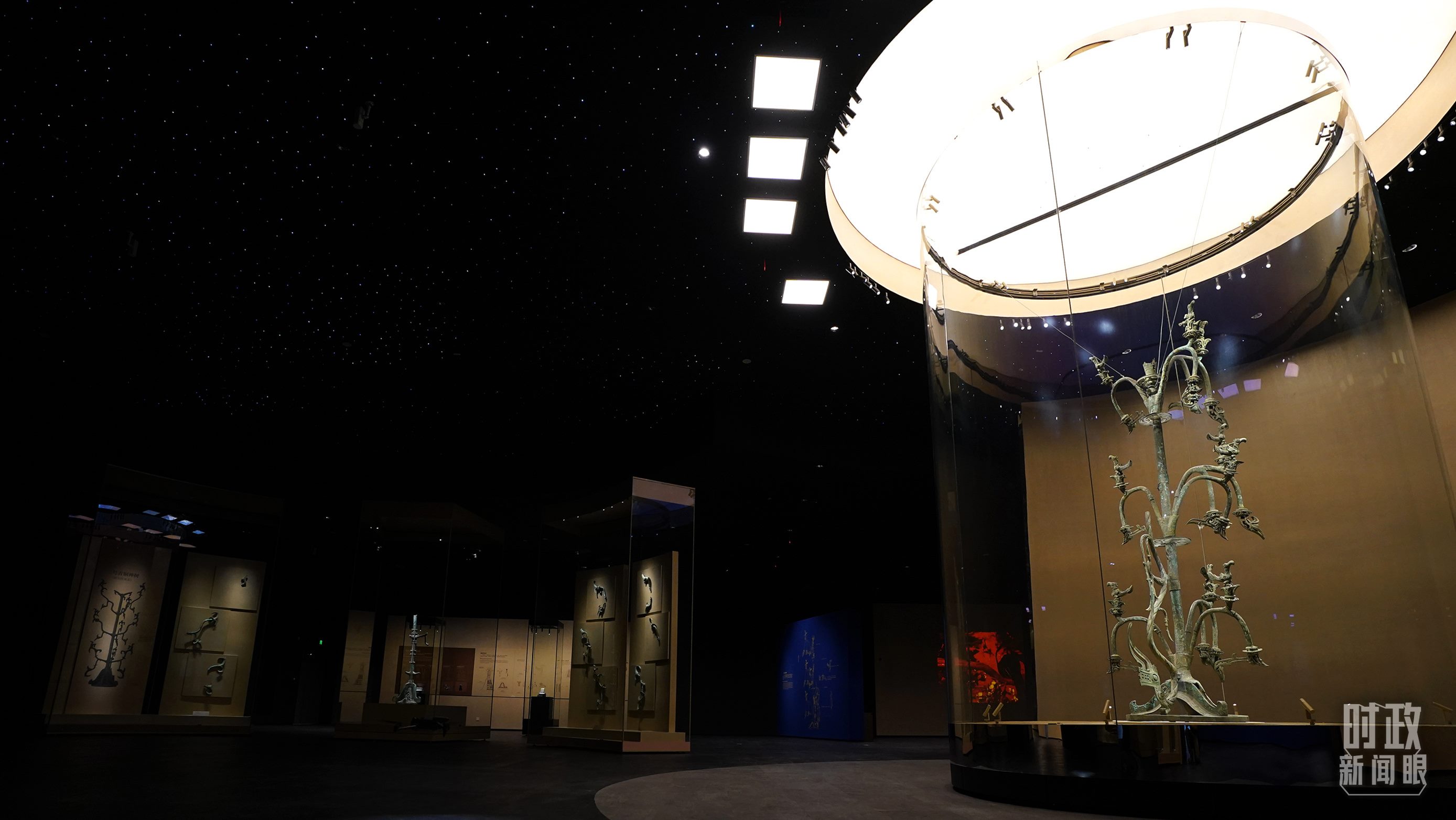 △三星堆出土的青銅神樹。（總臺國廣記者李晉拍攝）
