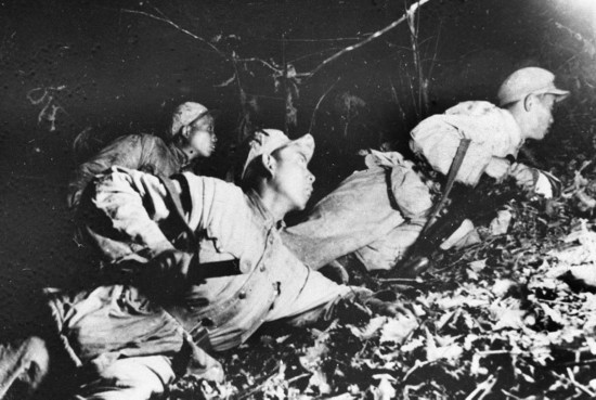 在1952年秋季的上甘嶺戰(zhàn)役中，堅守在坑道里的戰(zhàn)士準備夜間出擊。新華社發(fā)（資料照片）